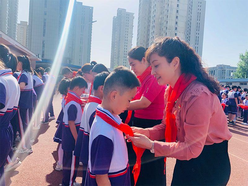 道清路小学全校师生汇聚后操场进行了少先队入队仪式2