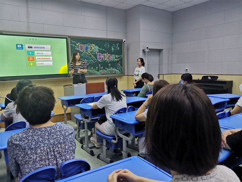 在录播教室组织“养成习惯，静待花开”家长学校讲座